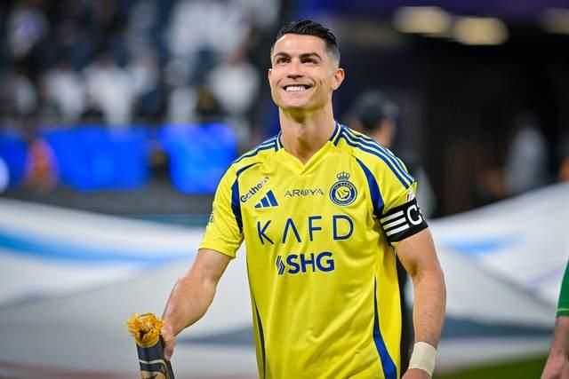 <p><strong>1- CRISTIANO RONALDO</strong></p>
<p>275 milyon Dolar</p>