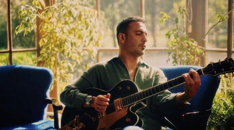 <p><strong><em>"Sevgili SpotifyTurkiye, artık bizi de sevecek misin yoksa bu aşktan ümidimizi keselim mi? </em></strong></p>

<p> </p>

<p><strong><em>Pop listende rap,</em></strong></p>

<p><strong><em>Rap listende arabesk,</em></strong></p>

<p><strong><em>Yeni çıkanlara baktım, yeni çıkmamışlar,</em></strong></p>

<p><strong><em>Yeni bir şeyler yapıyoruz, yapmamışız sayıyorsunuz..</em></strong></p>

<p><strong><em>Sanatçı için muhatap arıyoruz, yok!</em></strong></p>

<p> </p>

<p><strong><em>Sene 2025, gökyüzünde bir müzik tanrısına şarkı sunup ‘umarız beğenir’ diyip bekliyoruz sanki..</em></strong></p>

<p> </p>

<p><strong><em>Bu ülkenin müziğini iyiye götürmek istiyorsanız (ki lütfen isteyin) nitelikli ve istikrarla üretim yapan müzisyenleri de lütfen destekleyin."</em></strong></p>
