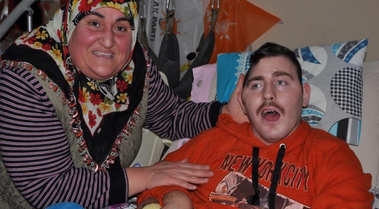 <p>Antalya'da 10 yıl boyunca kimliği belirsiz felçli Rus gence gönüllü olarak annelik yapan Gülsüm Kabadayı'nın yaşam öyküsü, <strong>"Bi Umut"</strong> filmiyle beyaz perdeye aktarılıyor.</p>