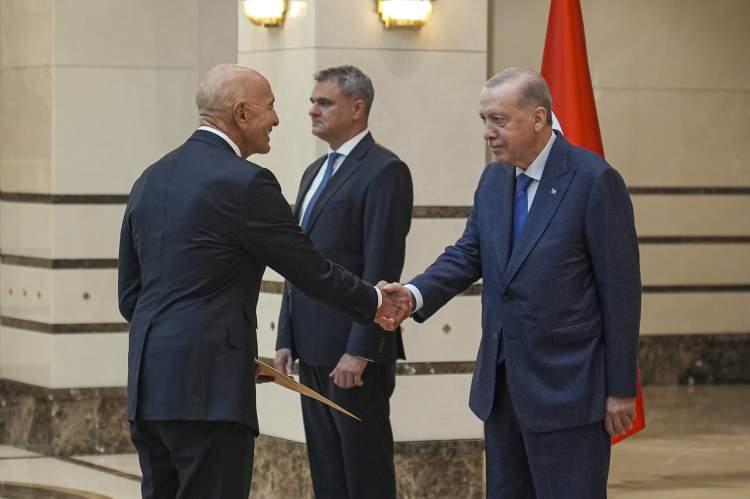 <p>Cumhurbaşkanlığı Külliyesi'ndeki kabulde, Büyükelçi Barrack, Cumhurbaşkanı Erdoğan'a güven mektubunu sundu.</p>
