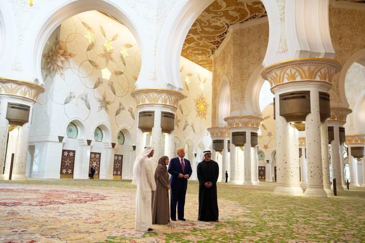 <p>ABD Başkanı Donald Trump Perşembe günü dünyanın en büyük camilerinden birini gezdi. </p>
<p> </p>
<p>Başkan Trump Birleşik Arap Emirlikleri'nin başkentine yaptığı ziyaret sırasında, bir mimari harikası ve dünyanın en büyük camilerinden biri olan Abu Dabi Şeyh Zayed Ulu Camii'ni ziyaret etti.</p>