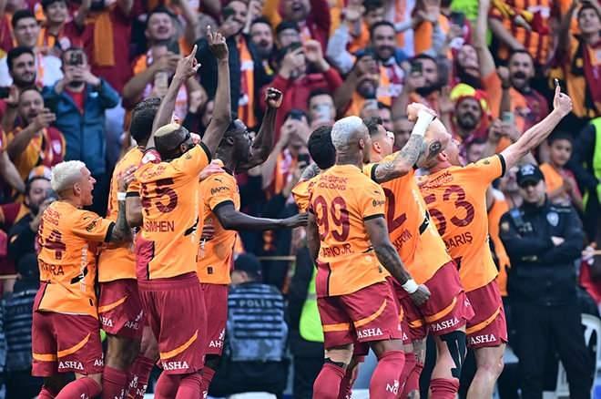 <p>Süper Lig'de 2024/25 sezonunun 36. haftasında Galatasaray, konuk ettiği Kayserispor'u 3-0 mağlup ederek tarihinin 25. şampiyonluğunu ilan etti.</p>