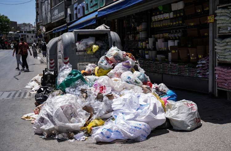 <p>Eylem nedeniyle temizlik hizmetlerinde aksamalar yaşandı, sokaklarda çöp yığınları ve kötü koku oluştu. Biriken çöplerin kaldırım ve yollara taştığı görüldü.</p>
<p> </p>