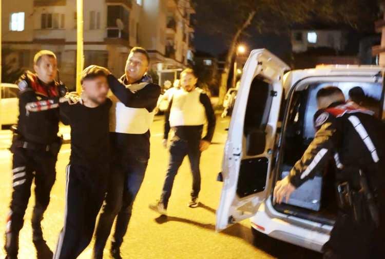 <p>Aksaray'da bunalıma girdiği iddia edilen 23 yaşındaki B.İ., ailesiyle birlikte yaşadığı dairenin odasına kendini kilitledi.</p>
