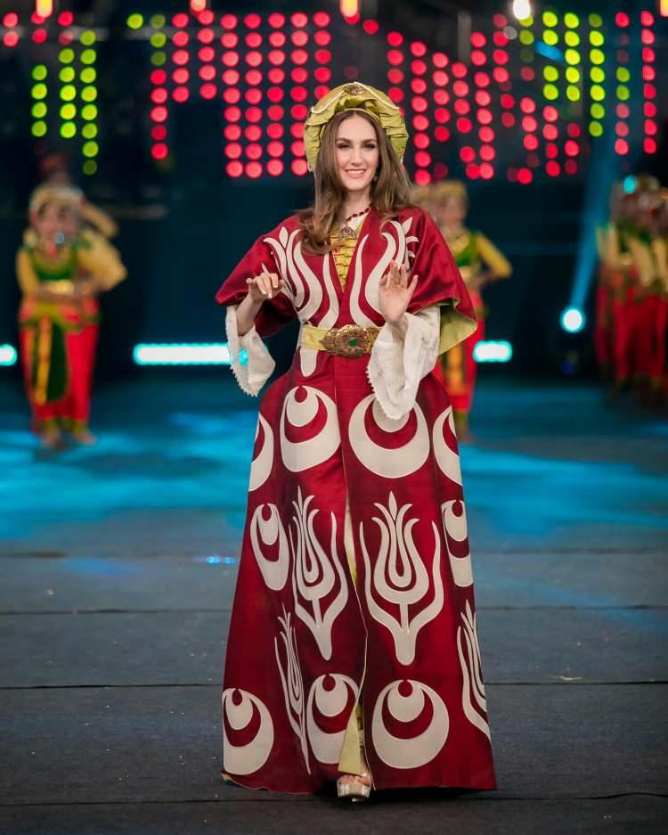<p><span style="color:#000000">Bilgen'in, üzerinde Türkiye'nin bağımsızlığını simgeleyen ay-yıldız ve Türk kültüründe önemli bir yere sahip olan, aynı zamanda Osmanlı Hanedanı'nın simgesi olan lale motifleri bulunan kaftanı geceye damgasını vurdu.</span></p>
