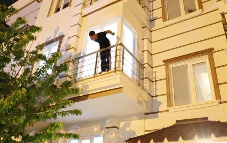 <p>Ele geçirilen tabancayı inceleyen polis ekipleri tabancanın oyuncak olduğunu belirledi.</p>
<p> </p>