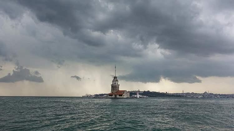 <p>HAVA SICAKLIĞI VE RÜZGAR</p>
<p>Mevsim normallerinde seyreden hava sıcaklıklarının, ülke genelinden 3 ila 5 derece artacağı tahmin ediliyor.</p>
<p>Rüzgarın da; genellikle güneyli yönlerden hafif, ara sıra orta kuvvette, Marmara, Ege, Batı Akdeniz, İç Anadolu’nun batısında kuvvetli (50-70 km/sa), Kıyı Ege ile Marmara’nın güneybatısında kuvvetli fırtına (60-90 km/sa) şeklinde esmesi bekleniyor.</p>