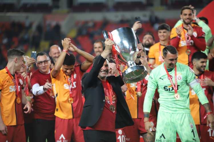 <p>Hacıosmanoğlu, madalya takdimi sonrası 63. Ziraat Türkiye Kupası'nı takım kaptanı Fernando Muslera'ya verdi. Kupayı alan kaptan Muslera, takım arkadaşlarının yanına giderek onlarla birlikte kupayı havaya kaldırdı.</p>