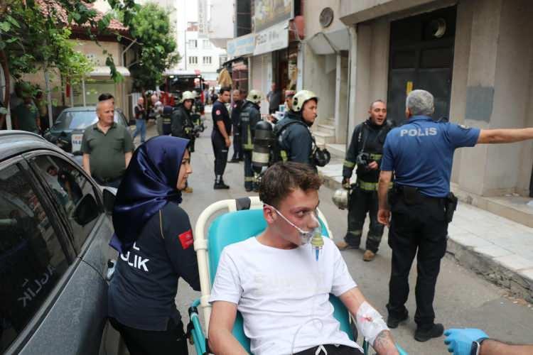 <p>Dükkandan duman geldiğini fark eden mahallelinin ihbarı üzerine bölgeye polis, itfaiye ve sağlık ekibi sevk edildi. </p>