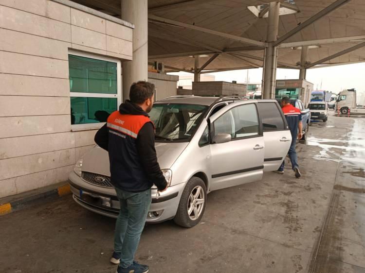 <p>İl Tarım ve Orman Müdürlüğü ekipleri, Kapıkule Gümrük Kapısı'na, yurda giriş yapmak üzere gelen 2 otomobilde arama yaptı.</p>
<p> </p>