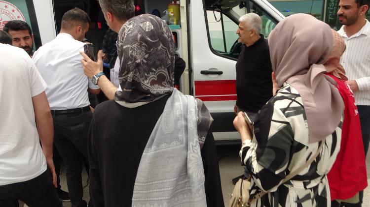 <p>Saldırgan köpek, dört kişi tarafından güçlükle zapt edilerek bir aracın arkasına bağlandı. </p>
