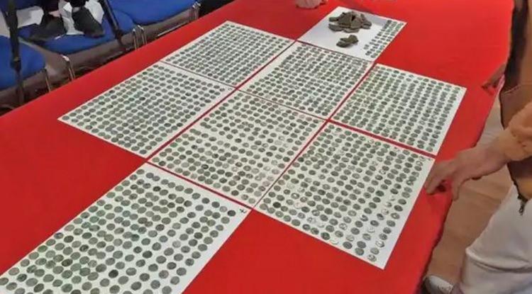 <p>Romanyalı Rumen, her sabah olduğu gibi şansını denemek üzere metal dedektörünü alarak yürüyüşe çıktı.</p>