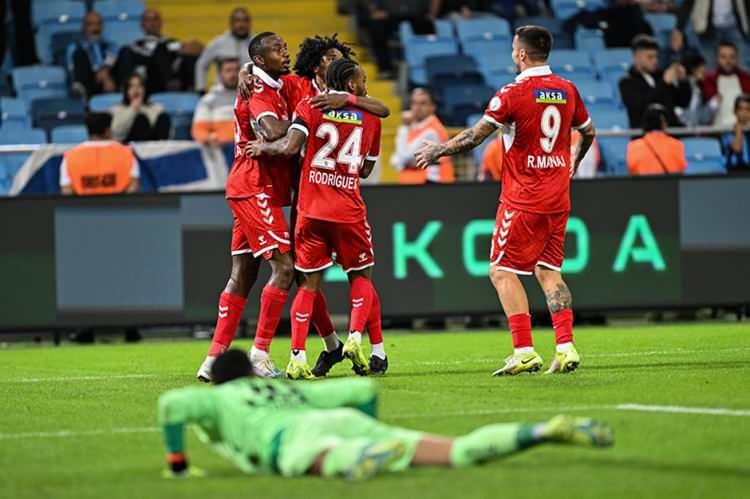 <p>464- Sivasspor ( 83 sıra geriledi)</p>