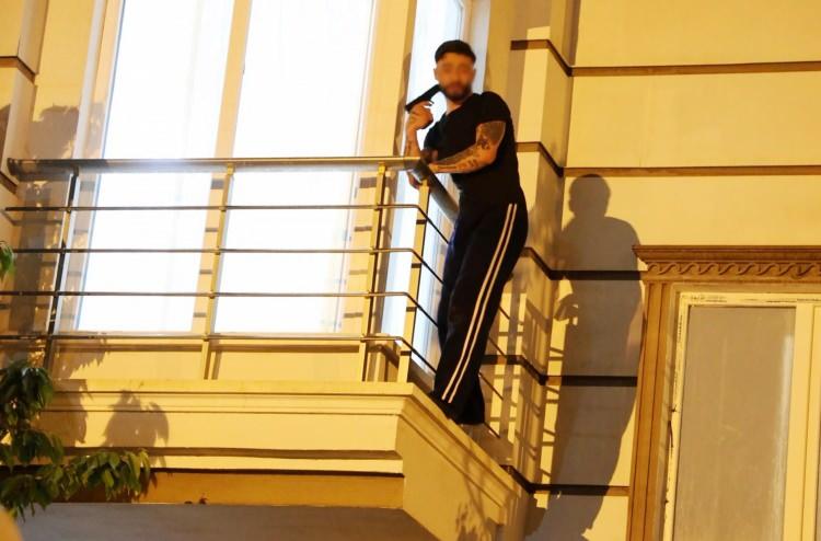 <p>Elindeki tabancayı kimi zaman kendi kafasına, kimi zaman da polis ekiplerine doğrultan şahıs tedirginliğin dozunu artırınca ekipler üzerine çelik yelek giydi.</p>