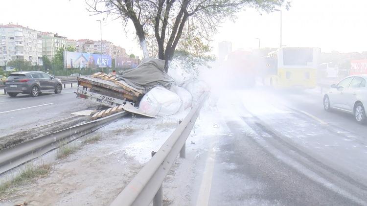 <p>50 LE 732 plakalı tır şoförü, karayolunda toz alçı yüklü tırın direksiyon hakimiyetini kaybetti ve tır bariyerlere çarptı.</p>
<p> </p>