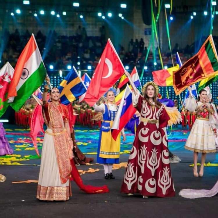 Miss World'de Türkiye'yi temsil etti! İdil Bilgen'in ay-yıldızlı kaftanı gündem oldu