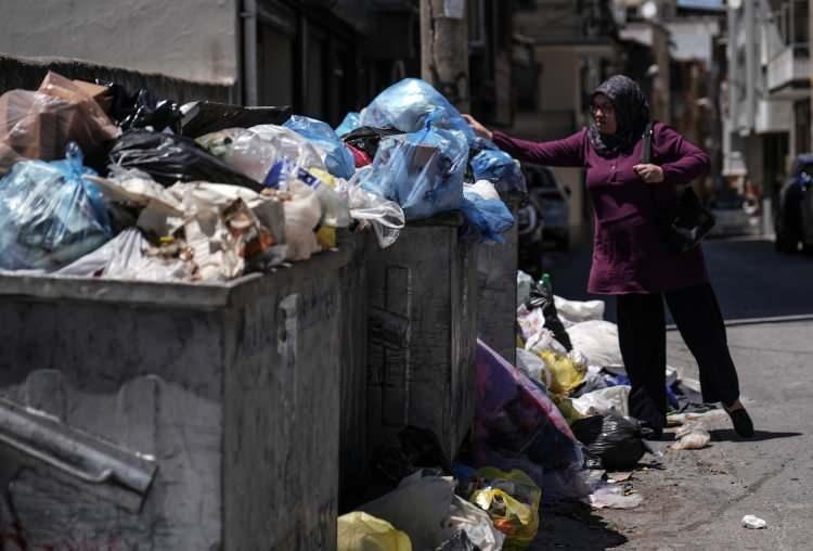 <p>İzmir'in Karabağlar ilçesinde, maaşlarını eksik alan belediye işçilerinin iş bırakma eylemi nedeniyle çöp yığınları oluştu.</p>
