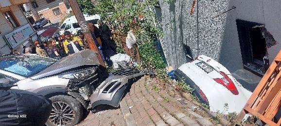 <p><span style="color:rgb(0, 0, 0)">Yol ise bir süreliğine trafiğe kapandı. Polis ekiplerinin yaptığı muayenede sürücü Elif E.nin alkollü olmadığı tespit edildi. Kazayla ilgili inceleme yapan polis ekipleri tutanak tutarken, boşluğa düşen araç ise vinç yardımıyla bulunduğu yerden çıkartıldı. </span></p>