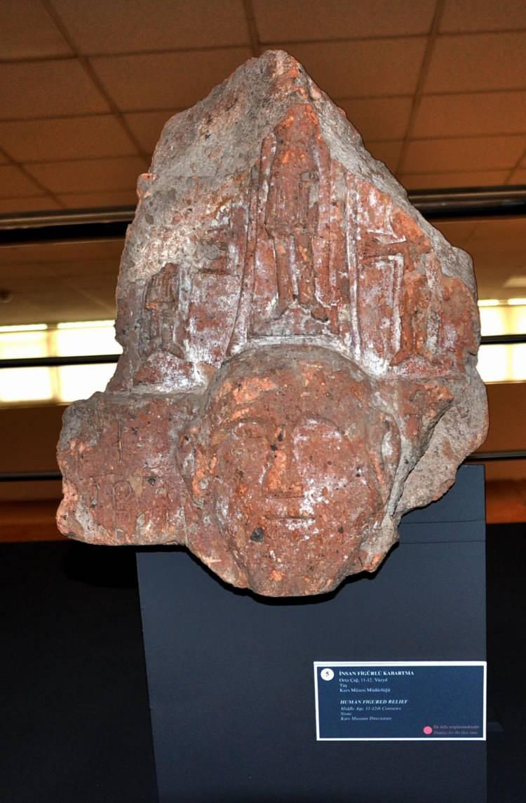 <p>UNESCO Dünya Kültür Mirası Listesi’ndeki Ani Ören Yeri'nde 1892 yılında Rus Dil Bilimler Akademisi'nde görevli Nicholas Marr tarafından yapılan kazı çalışmasında çıkarılan Hz. İsa'nın figürünün olabileceği değerlendirilen taş rölyef, Kars Arkeoloji ve Etnografya Müzesi'nde ilk kez sergiye çıkarıldı. </p>