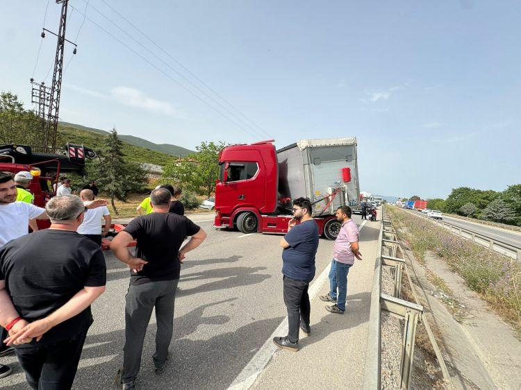 <p>Bursa'nın Orhangazi ilçesinde seyir halindeki tır sürücüsünü arı ısırdı. Olay sonrası şoka giren sürücünün kullandığı tır kontrolden çıktı. </p>
