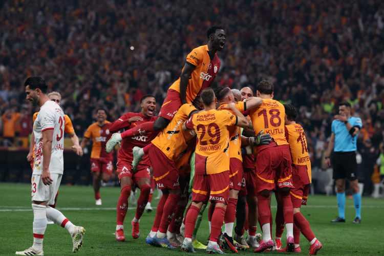 <p>Galatasaray, RAMS Park'ta ağırladığı Kayserispor'u 2-0 mağlup ederek en yakın takipçisi Fenerbahçe'nin 8 puan önünde, finale iki hafta kala şampiyonluğunu duyurdu.</p>