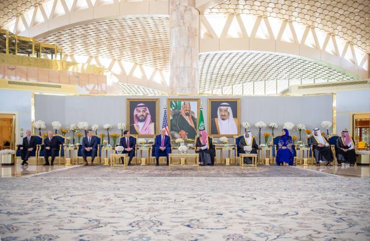 <p><span style="color:#B22222"><strong>ÜST DÜZEY KARŞILAMA</strong></span></p>
<p>Başkent Riyad'da bulunan Kral Halid Havalimanı’na inen Trump, Suudi Arabistan Veliaht Prensi Muhammed Bin Selman tarafından samimi bir şekilde karşılandı.</p>
<p>Trump'a Suudi Arabistan heyetinin takdim edilmesinin ardından ABD Başkanı Trump ve Veliaht Prens Selman havalimanında kısa bir görüşme gerçekleştirdi.</p>
<p>Görüşmede, ABD Dışişleri Bakanı Marco Rubio da hazır bulundu.</p>