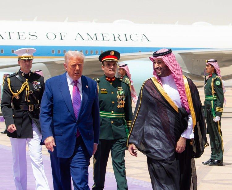 <p>Suudi Arabistan Veliaht Prensi, Trump’ı Riyad’daki Yemame Sarayı’nda Kraliyet Divanı'nda resmi bir törenle karşıladı.</p>

<p>ABD Başkanı Trump’ın beraberindeki heyette, çok sayıda ABD’li yetkilinin yanı sıra, küresel iş dünyasının önde gelen isimleri de yer aldı.</p>
