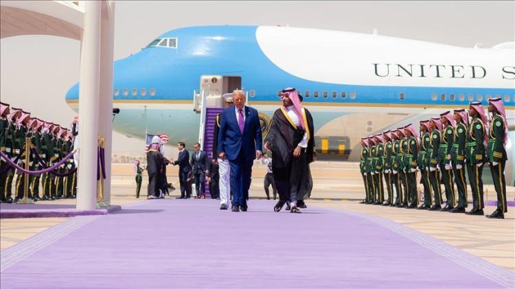 <p><span style="color:#B22222"><strong>TRUMP ORTADOĞU'DA</strong></span></p>
<p> </p>
<p>ABD Başkanı Trump yeni işbirlikleri için Ortadoğu'ya gitti.</p>
<p> </p>
<p>Başkan Trump'ın Suudi Arabistan, Katar ve Birleşik Arap Emirlikleri'ni kapsayan ziyaretinde sona yaklaşıldı.</p>
<p> </p>