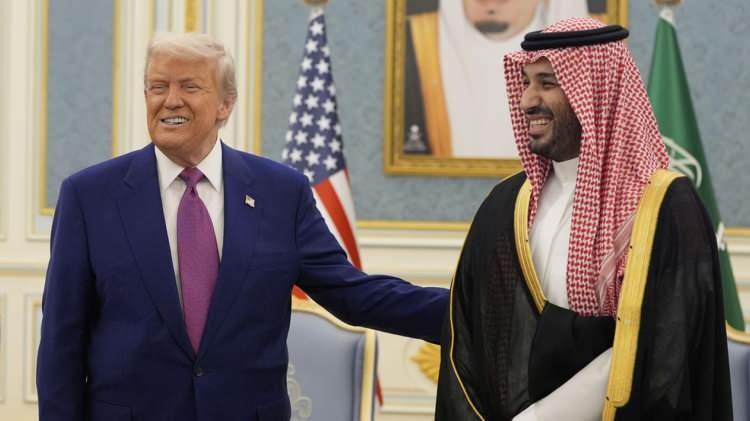 <p><span style="color:#B22222"><strong>İLK DURAK SUUDİ ARABİSTAN</strong></span></p>
<p> </p>
<p>ABD Başkanı Donald Trump, 13-16 Mayıs tarihlerinde üç ülkeyi kapsayan Orta Doğu turunun ilk ayağı Suudi Arabistan’a geldi.</p>