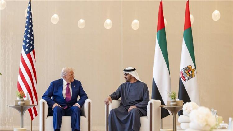 <p><span style="color:#B22222"><strong>RESMİ KARŞILAMA</strong></span></p>
<p> </p>
<p>ABD Başkanı Donald Trump ve Birleşik Arap Emirlikleri Başkanı Şeyh Mohamed bin Zayed Al Nahyan Perşembe günü Abu Dabi'deki Qasr Al Watan'da görüşmelere başladı.</p>
<p> </p>
<p>Abu Dabi TV'nin canlı yayınına göre iki lider, her iki ülkenin milli marşlarının da çalındığı resmi karşılama törenleriyle karşılandı.</p>
<p> </p>