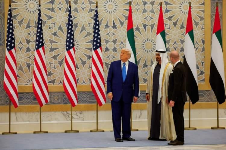 <p><span style="color:#B22222"><strong>ABU DABİ'DE CAMİ ZİYARETİ</strong></span></p>
<p> </p>
<p>ABD Başkanı Trump Orta Doğu turunun son ayağında Abu Dabi'ye gitti. Havaalanına vardığında Al Nahyan tarafından karşılandı.</p>
<p> </p>
<p>Başkan Trump, Abu Dabi'deki Şeyh Zayed Ulu Camii'ni Veliaht Prens Şeyh Halid bin Muhammed bin Zayed Al Nahyan ile birlikte gezdi.</p>
<p> </p>