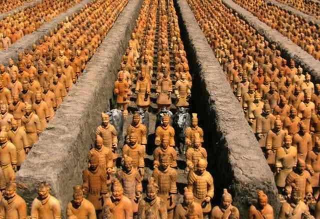 <p><span style="color:#000000"><strong>Shaanxi eyaletinin Xi'an kentindeki Lintong Bölgesi'nde yer alan Çin'in ilk imparatoru Qin Shi Huang'ın 2.200 yıllık mezarı, dünya tarihinin en dikkat çeken yapılarından birine ev sahipliği yapıyor.</strong></span></p>