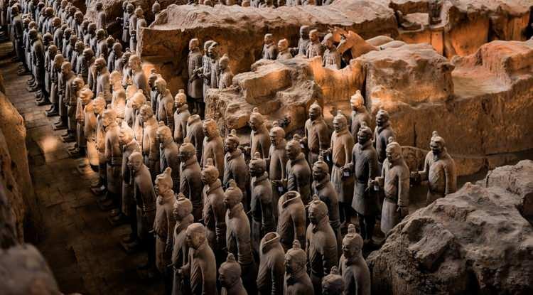 <p><span style="color:#B22222"><em><strong>UNESCO Dünya Mirası listesinde yer alan ve kültürel açıdan dünya tarihinde önemli bir yer edinen Çin'in ilk imparatoru Qin Shi Huang'ın 2.200 yıllık mezarı, arkeologların hem en büyük merakı hem de en büyük korkusu haline geldi.</strong></em></span></p>