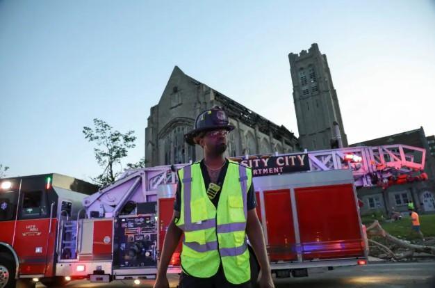 <p>Kentucky valisi Andy Beshear Cumartesi günü X'te yaptığı açıklamada, Cuma gecesi meydana gelen fırtınalarda en az 14 kişinin öldüğünü söylemişti</p>
