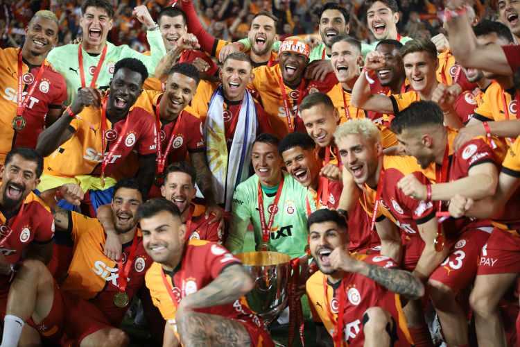 <p>Maçın hemen ardından kurulan platforma gelen Galatasaraylı futbolcular, teknik heyet, idareciler ve kafilede bulunan diğer personeller, madalyalarını Türkiye Futbol Federasyonu Başkanı İbrahim Hacıosmanoğlu'nun elinden aldı.</p>
