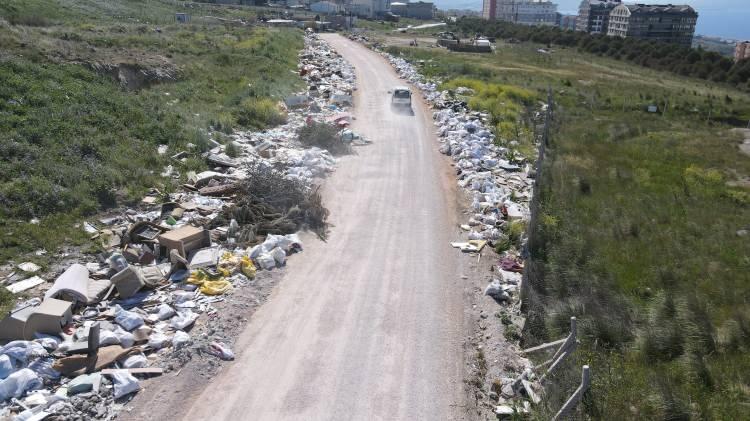 <p>Balıkesir'in Bandırma ilçesinde yıllardır yaşandığı ileri sürülen çöp sorunu yine gündeme geldi. Bölge halkı, mahalleleri birbirine bağlayan yoldaki inşaat molozları ve evsel atık çöplerine kalıcı çözüm bulunmasını istiyor. </p>