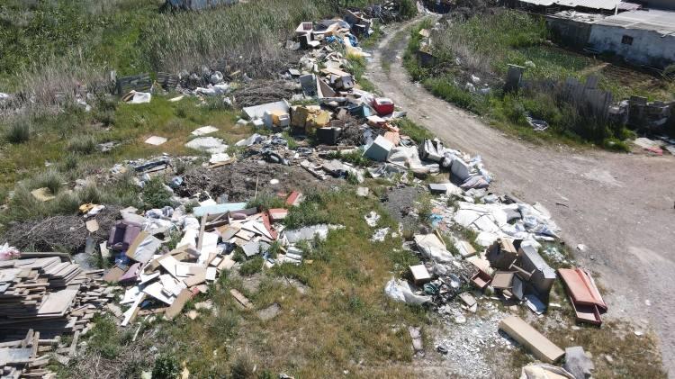 <p>İlçedeki Levent ve Dutliman Mahalleleri arasında ulaşımı sağlayan 228 numaralı ana yol, yeniden kaçak çöp ve moloz döküm alanına dönüştü. </p>