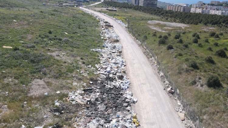 <p>Dron ile çekilen güncel görüntüler, geçtiğimiz yılki manzaranın neredeyse birebir aynısı olduğunu gözler önüne serdi.</p>
