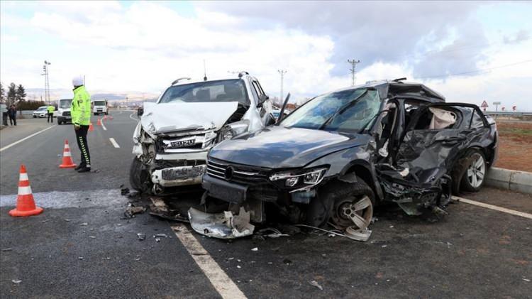 <p>Trafik kazaları hayatın bir gerçeği olarak önümüze çıkıyor. Dikkat dağınıklığı, yorgunluk gibi sebeplerle oluşan trafik kazaları neticesinde maddi ve manevi hasarlar ortaya çıkıyor.</p>
<p> </p>