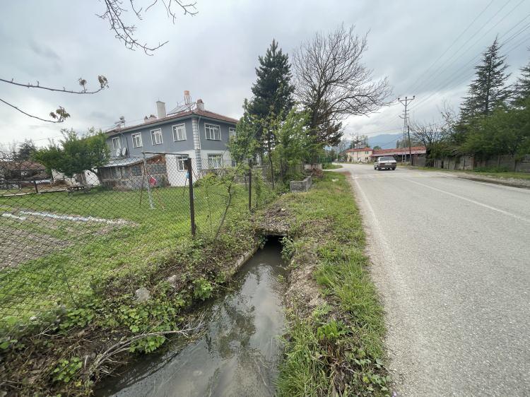 <p>Açıklamada, ilk laboratuvar sonuçlarının normal çıktığı belirtilerek, <strong>"Yeni numunelerin sonuçları takip edilmektedir. Konuya ilişkin tüm halk sağlığı tedbirleri alınmış olup, saha çalışmaları ve incelemeler titizlikle sürdürülmektedir."</strong> ifadesine yer verildi.</p>