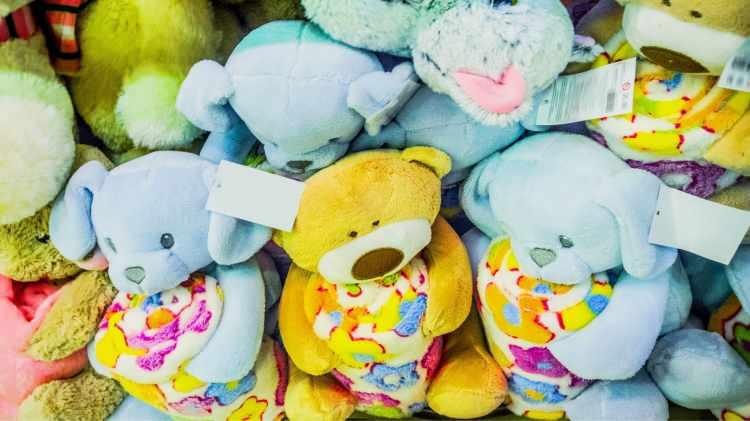 <p><em><strong>Peluş oyuncaklar üzerinde yapılan araştırma, bu oyuncakların klozet kapağından iki kat daha fazla bakteri barındırdığını ortaya koydu.</strong></em></p>