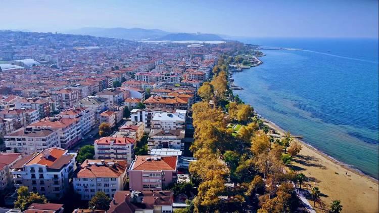 <p><span style="color:#B22222"><strong>6- YALOVA</strong></span></p>
<p> </p>
<p>Kaplıcalarıyla bildiğimiz Yalova, son yıllarda yabancı yatırımcının da ilgisini çekmeyi başardı. En çok yatırım yapılan iller arasında yerini alan Yalova, yükselen bir değer olma yolunda.</p>