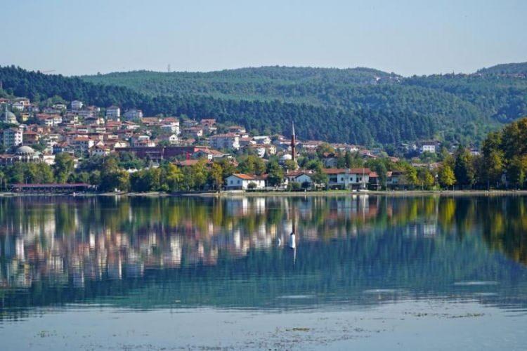 <p><span style="color:#B22222"><strong>3- SAKARYA</strong></span></p>

<p> </p>

<p>Doğayla iç içe yaşamak isteyenlerin tercihlerinden olan Sakarya hem İstanbul'a yakınlığı hem de uygun fiyatlarıyla yabancı yatırımcıya hitap ediyor.</p>

<p>Yatırımlarının karşılığını kısa sürede almak isteyen yabancı yatırımcılar, Sakarya ve çevre illeri tercih edebiliyor.</p>

