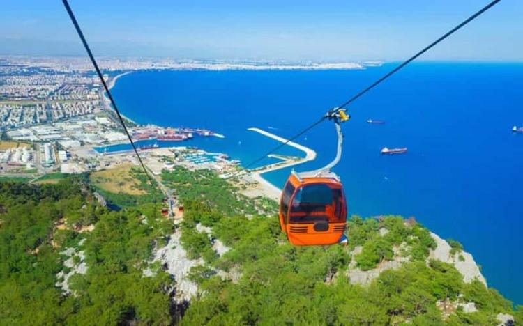 <p><span style="color:#B22222"><strong>1- ANTALYA</strong></span></p>
<p> </p>
<p>Yabancı yatırımcıların en çok tercih ettiği illerin başında Antalya var. Antalya, sıcak iklimi ve güzel konumu sayesinde yabancıların gözdesi. Rusların çokça tercih ettiği Antalya hem tarihi hem de eşsiz denizleriyle yatırımcıların vazgeçilmezi.</p>