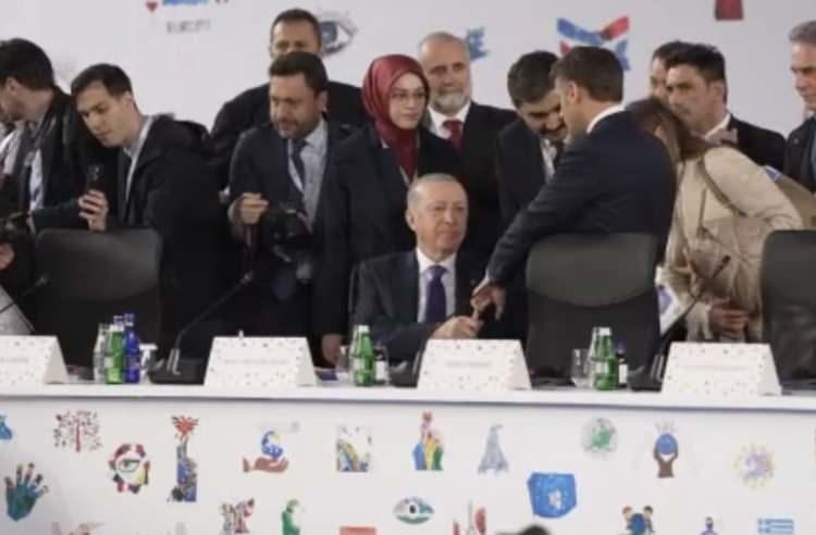 <p><span style="color:#B22222"><strong>MACRON SELAMLAŞMAYA GELDİ</strong></span></p>
<p> </p>
<p>Cumhurbaşkanı Erdoğan'ı görünce fırsatı kaçırmayan Macron, selamlaşmak üzere yanına geldi.</p>