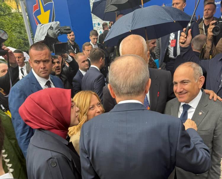 <p>Cumhurbaşkanı Erdoğan'ın liderlerle görüşmesinde İtalya Başbakanı Meloni'nin bakışları dikkat çekti. </p>