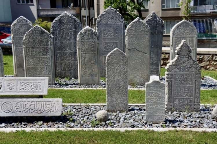 <p><span style="color:#000000"><strong>Nakkaş Sinan Bey'in Bursalı olduğunu, Bursa'da 1480'li yıllarda vefat ettiğini s&ouml;zlerine ekleyen Prof. Dr. &Ouml;calan, "Vefat ettiğinde Deveciler Mezarlığı'na defnedildiğini biliyoruz ancak şu anda b&ouml;yle bir mezarlık yok. Buraya bir&ccedil;ok &uuml;nl&uuml;n&uuml;n defnedildiğini kayıtlardan anlıyoruz ancak hi&ccedil;birinin mezarının g&uuml;n&uuml;m&uuml;ze kadar gelmediğini biliyoruz. Oraya defnedilenlerden biri de Nakkaş Sinan Bey'dir. Onun mezar taşının en ge&ccedil; 1922'ye kadar orada olduğunu kaynaklardan biliyoruz." diye konuştu.</strong></span></p>
