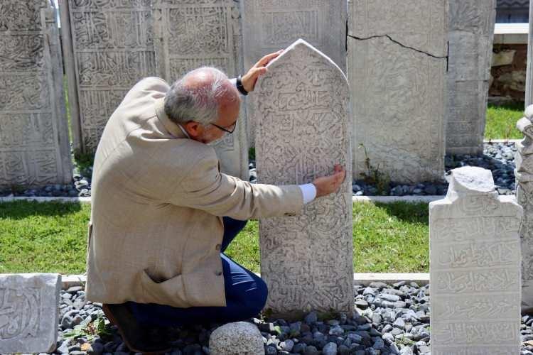 <p><span style="color:#FF0000"><strong>"O PORTRENİN NAKKAŞI OLDUĞU S&Ouml;YLENİYOR"</strong></span></p>

<p><span style="color:#000000"><strong>Prof. Dr. &Ouml;calan, "Nakkaş Sinan'ın ş&ouml;hreti, ona veya talebesi Şiblizade Ahmet &Ccedil;elebi'nin de olduğu s&ouml;ylenen, meşhur elinde g&uuml;l koklayan Fatih portresinden geliyor. O portrenin de nakkaşı olduğu s&ouml;yleniyor." ifadelerini kullandı.</strong></span></p>
