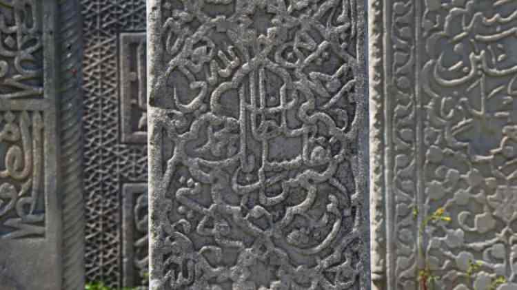 <p><span style="color:#000000"><strong>Mezarı kaybolan Sinan Bey'in müze bahçesinde korunan mezar taşında Arapça olarak "Nakkaş-ı Sultan" yani sultanların nakkaşı ifadesi yer alıyor.</strong></span></p>
