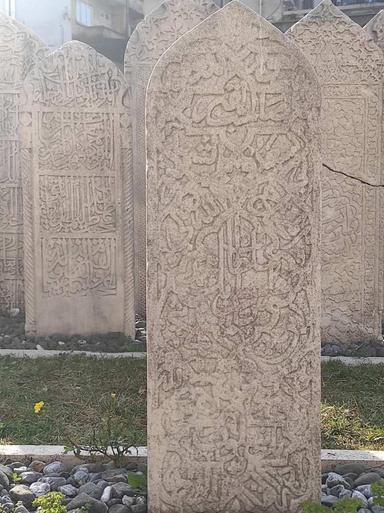 <p><span style="color:#000000"><strong>Deveciler Mezarlığı'nın 1900'l&uuml; yıllardan itibaren yavaş yavaş kaldırıldığını s&ouml;yleyen Prof. Dr. &Ouml;calan, Sinan Bey'in mezar taşının 1922 yılında d&ouml;nemin Bursa M&uuml;zesi'nin bah&ccedil;esine getirildiğini aktardı.</strong></span></p>
